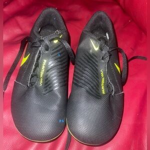 Kids soccer shoes